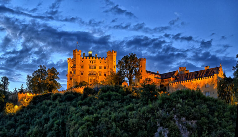 Schloss Hohenschwangau in der Abenddämmerung