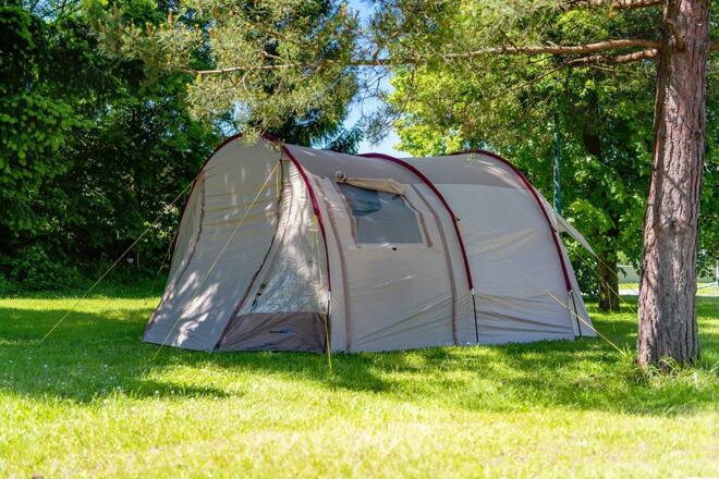 Zelten unter Bäumen