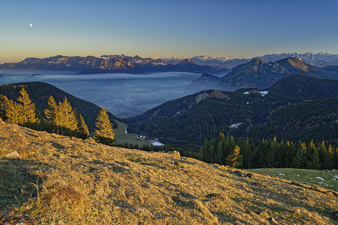 Der Blick vom Farrenpoint geht über das Inntal zum Samerberg, auf die benachbarten Chiemgauer und die fernen Berchtesgadener Alpen, Loferer Steinberge und den Kaiser.