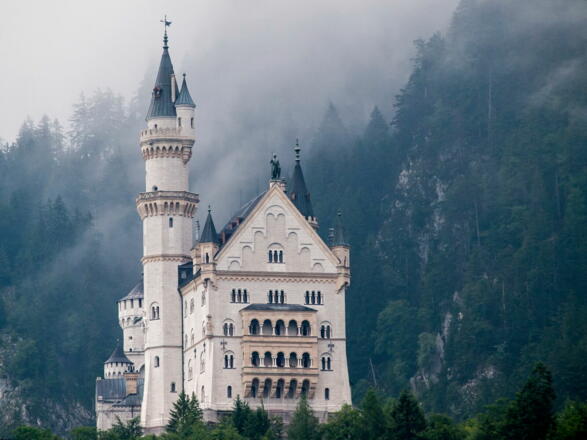Schloss Neuschwanstein im Morgennebel