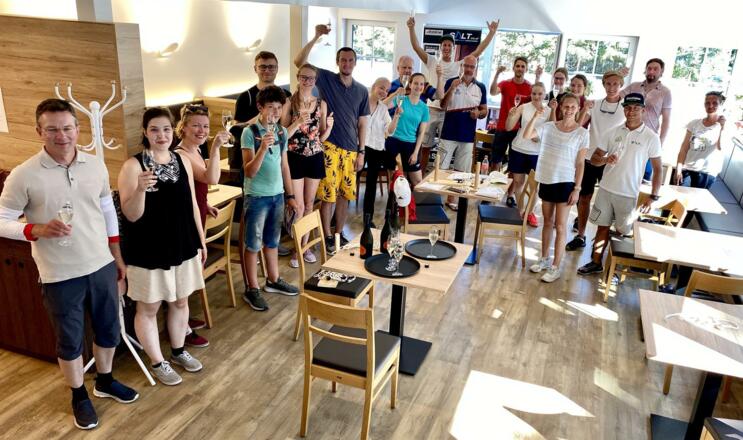 Schüler feiern Prüfungserfolg