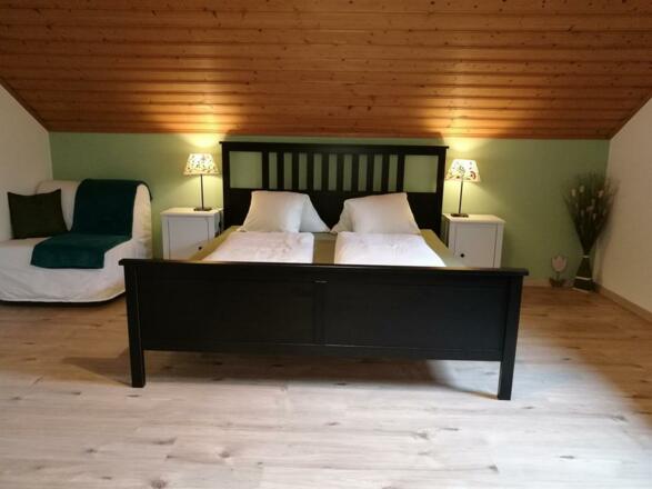 Schlafzimmer mit Doppelbett + Zusatzbett