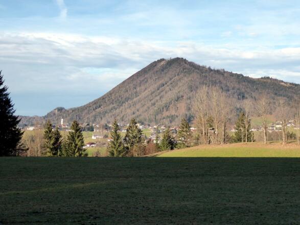 Nach einem kurzen schattigen Abschnitt geht es auf sonnigen Wegen nach Faistenau weiter.