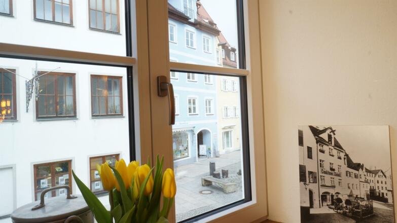 Blick aus der Küche auf den Schrannenplatz