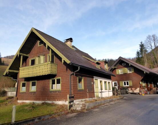 Eine etwas längere Wegvariante führt am Waldhäusl vorbei auf die Siederhöhe.