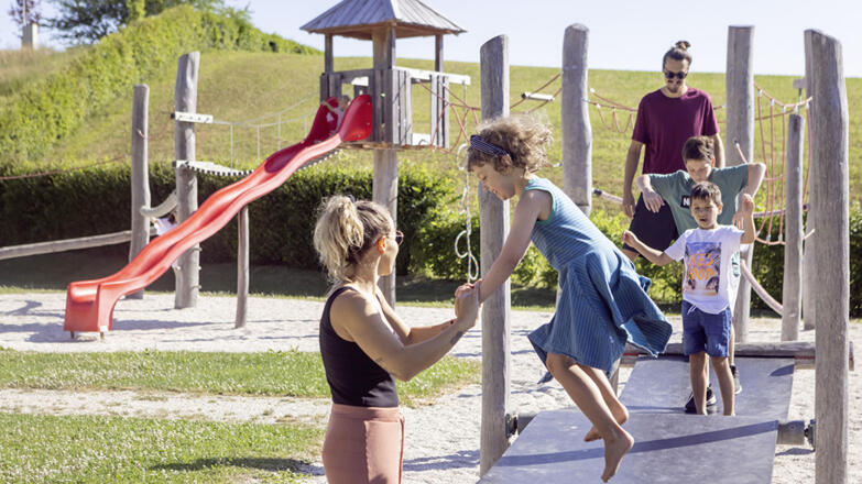 Spazieren am Teich - Camp Mondseeland