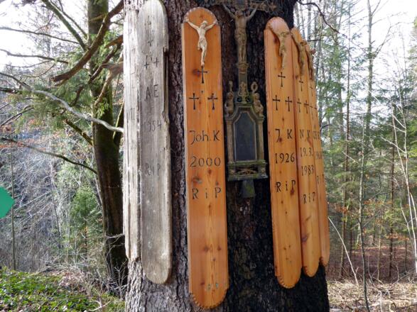Die Totenbretter an der sogenannten Kreuzfichte stammen von verstorbenen Anrainern die am Weg zum Friedhof hier vorbei getragen wurden.