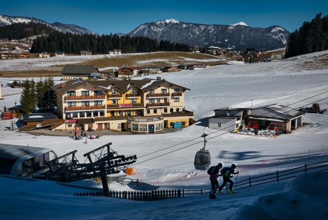 Hausansicht Winter mit Kombibahn