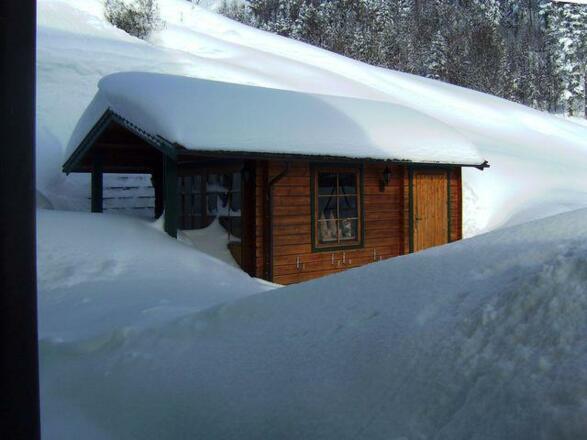 Privatzimmer Inge Klaushofer, eingeschneites Garte