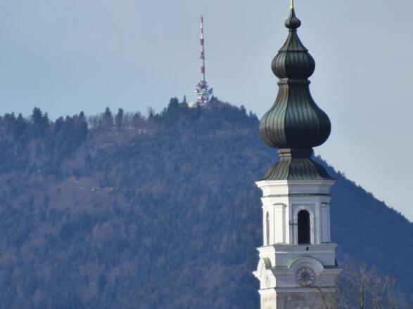 Der Faistenauer Kirchturm und der Gaisbergsender liegen auf einer Linie. Dazwischen liegt Ebenau.