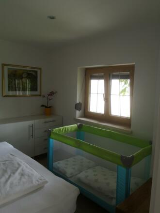 Schlafzimmer mit Kinderbett