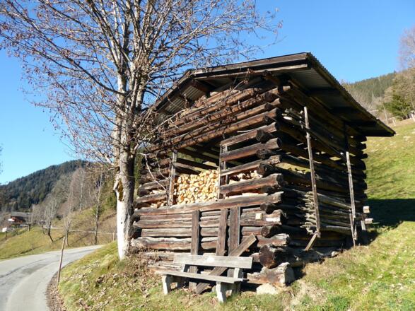 Sonnige Rastplätze, so wie hier in Viellehen, gibt es entlang der Strecke einige.
