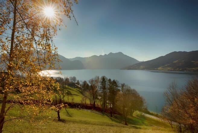 Blick vom Attersee aufs Höllengebirge