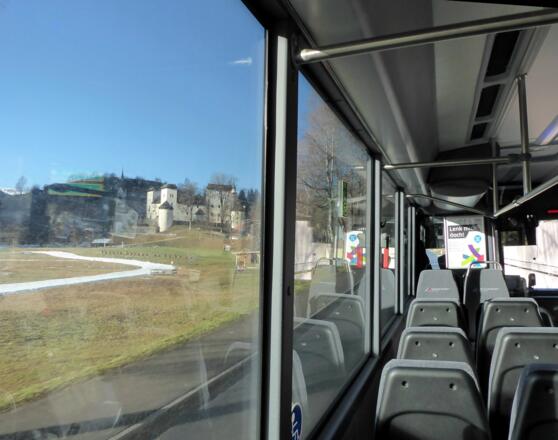 Die Sightseeingtour im Postbus zum Startpunkt Goldegg-Weng führt am Schloss Goldegg vorbei.