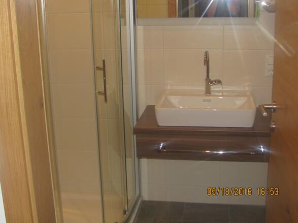 Blick vom Pfarrersattelweg auf die Steinbacher Kirche