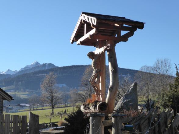 Ein prachtvolles Wegkreuz beim Fuchslochbauer in Goldegg Weng.