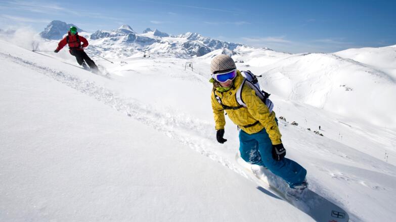 Skifahren und Snowboarden