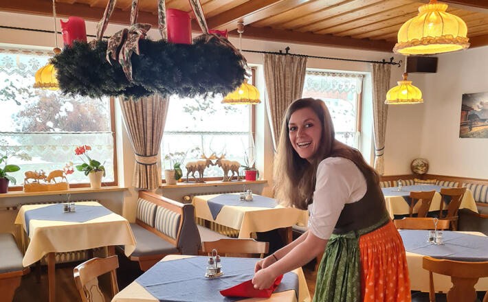 Christina Angerer in der Gaststube