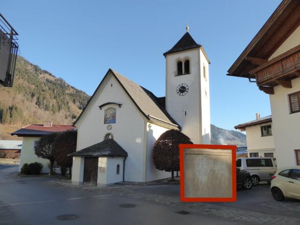 Der Grabstein an der Kirche in Weng stammt aus dem 2. Jahrhundert und wurde 1938 in der Nähe beim Pflügen entdeckt.