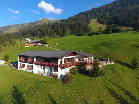 Gästehaus Oberwiese mit Terrasse im Sommer