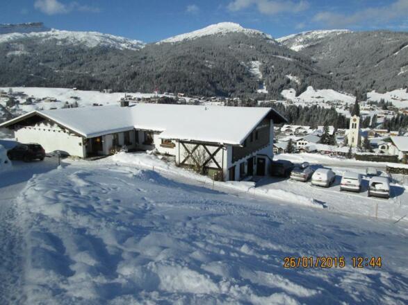 Gästehaus Oberwiese mit Winterausblick zur Kirche