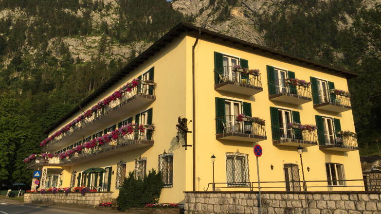 2020_Aussenfassade_Blick zum Schoberstein_Hotel Post