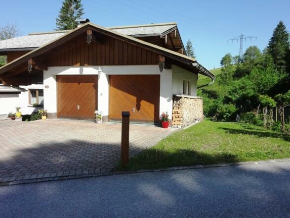 Parkplatz- Garage vor dem Haus