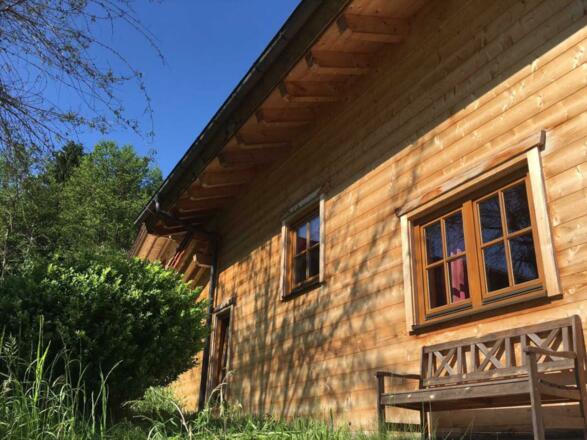 Idyllische Hausbank am Chalet Rosa Maria