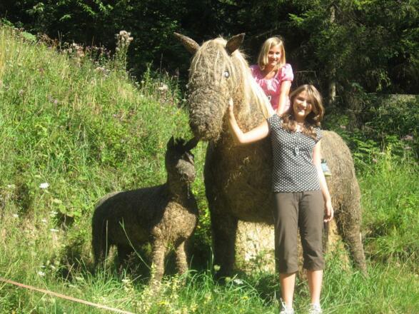 Treffen Sie lustige Figuren am HeuART-Weg