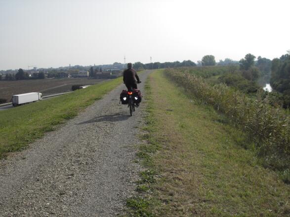Damm am Po-Kanal