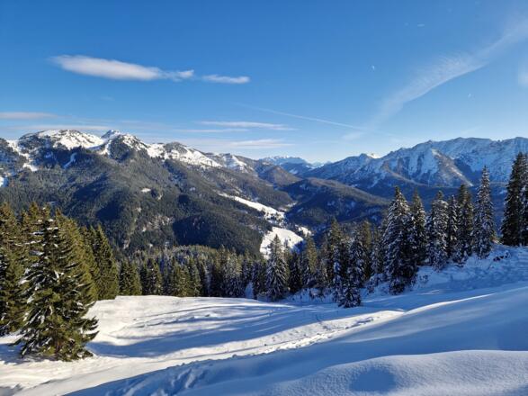 Blick Richtung Rotwand (li.) und Hinteres Sonnenwendjoch (re).