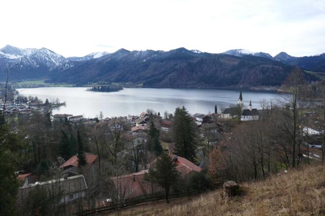 Vom Karl-Haider-Denkmal öffnet sich ein schöner Schliersee-Blick.