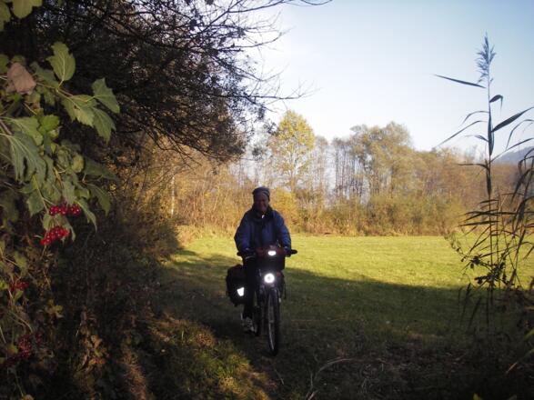 Radeln am Wanderweg vor Frauenberg