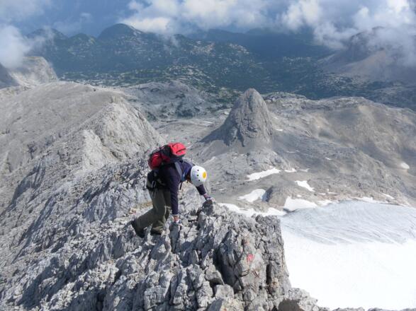 Abstieg zum Niederen Kreuz, zentral der Schöberl mit Simonyhütte