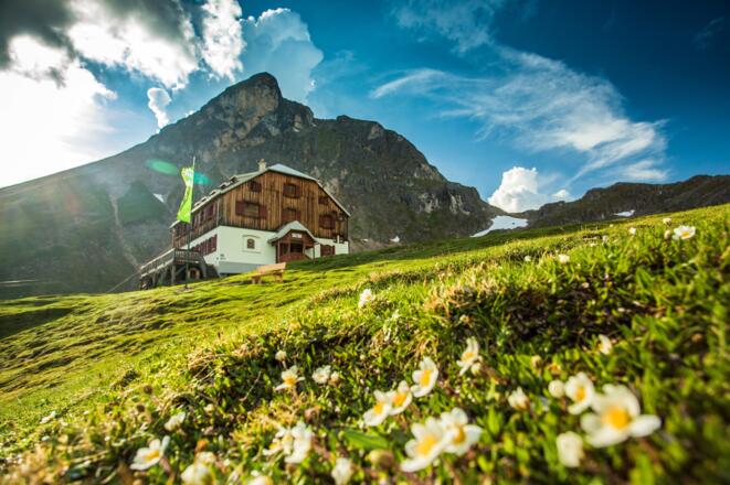Das Guttenberghaus mit dem Hausberg Eselstein im Hintergrund...