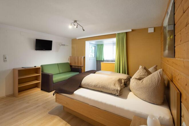 Wohnung Bächli, Doppelzimmer mit TV