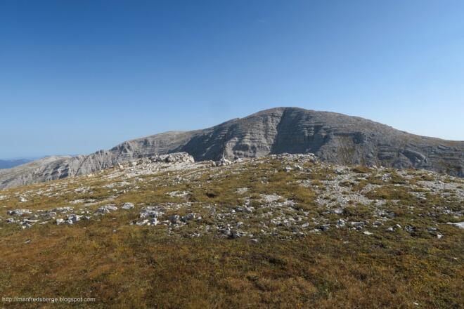 Oben befindet sich ein großer flacher Gipfelbereich