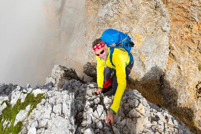 Viel Luft unter den Sohlen beim Umklettern des Schmiedstocks. Über 1000 Meter stürzen die Felsen auf die grünen Almflächen der Ramsau.