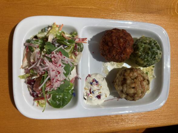 Gschmackiges Abendessen auf der Muttekopfhütte, 1934 m, Lechtaler Alpen.