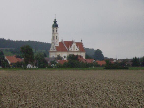 Mächtig erhebt sich die Wallfahrtskirche Steinhausen über den kleinen Ort.