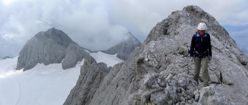 Abstieg vom Hohen Kreuz: links Niederer und Hoher Dachstein, rechts davon der Mitterspitz