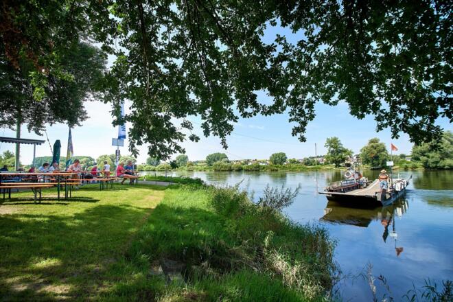 Fähre und Biergarten Eining