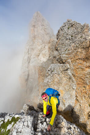 Viel Luft unter den Sohlen beim Umklettern des Schmiedstocks. Über 1000 Meter stürzen die Felsen auf die grünen Almflächen der Ramsau.