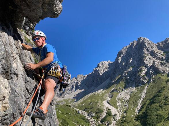 Luis Stitzinger in der vierten Seillänge von "Hepke Vitale". Dahinter Engelkarturm und Hinterer Platteinspitze.