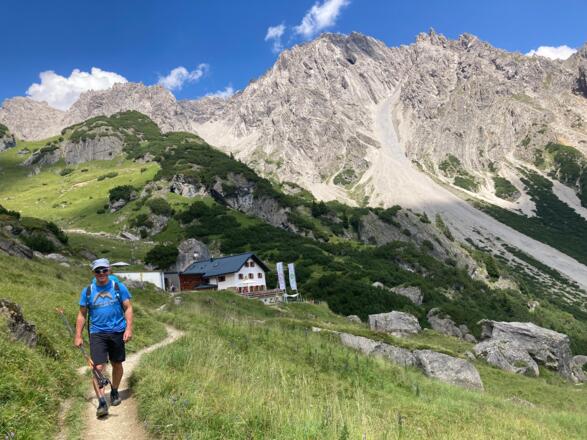 Muttekopfhütte 1934 m, Lechtaler Alpen. Im Hintergrund Engelkarturm (li.) und Hintere Platteinspitze (re.).