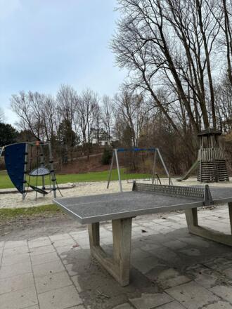 Tischtennis auf dem Spielplatz