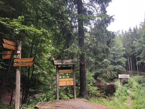 Wegweiser und Infotafel an der Teufelsbachklause