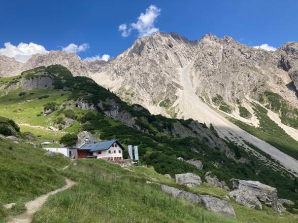 Muttekopfhütte 1934 m, Lechtaler Alpen. Im Hintergrund Engelkarturm (li.) und Hintere Platteinspitze (re.).