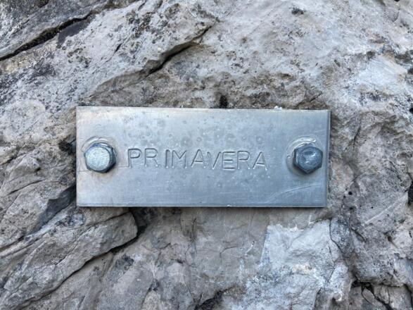 Angeschriebene Routennamen am Einstieg des Engelkarturm, Lechtaler Alpen.