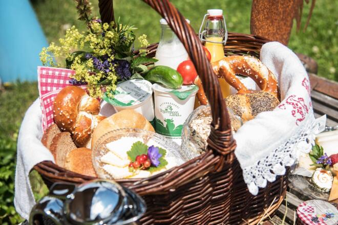 Frühstückskorb gefüllt mit regionalen Produkten